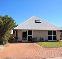 Osprey Holiday Village Unit 103/1 Bed - Perfect short stay apartment with King size bed - Accommodation Nelson Bay