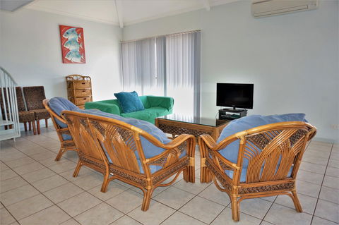 Osprey Holiday Village Unit 120 - Plenty Of Room For A Large Family - Nelsons Bay Accommodation 2