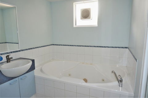 Osprey Holiday Village Unit 120 - Plenty Of Room For A Large Family - Nelsons Bay Accommodation 13