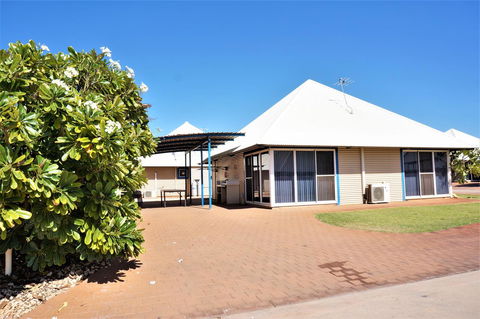 Osprey Holiday Village Unit 120 - Plenty Of Room For A Large Family - Nelsons Bay Accommodation 1