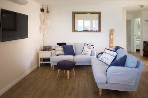 Cottesloe Blue Apartment - Executive Escapes - Accommodation Nelson Bay 3