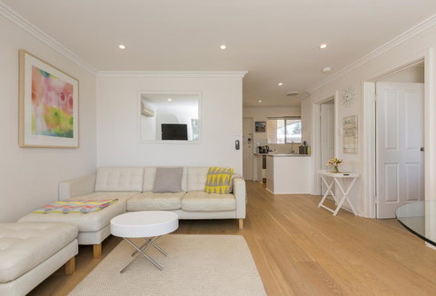 Cottesloe Beach Pines Apartment - Accommodation Nelson Bay 1