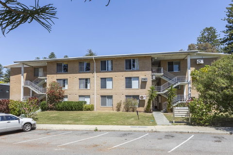 Cottesloe Beach Pines Apartment - Accommodation Nelson Bay 12