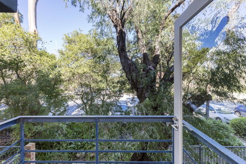 Cottesloe Tree Top Studio - Executive Escapes - Accommodation Nelson Bay 10