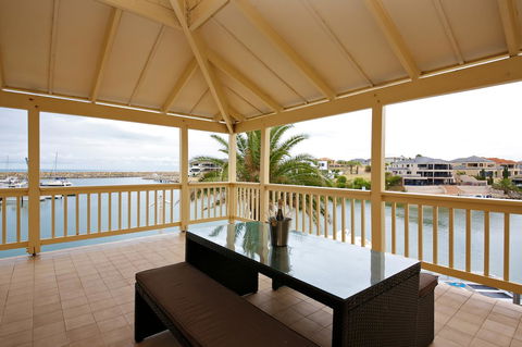 The Marina Hotel - Mindarie - Nelsons Bay Accommodation 7