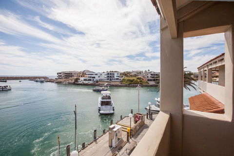 The Marina Hotel - Mindarie - Nelsons Bay Accommodation 2