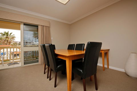 The Marina Hotel - Mindarie - Nelsons Bay Accommodation 11