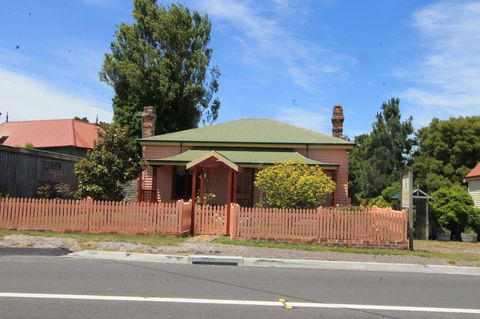 Kerrellie Cottages 2, 4 & 8 Reid Street - Accommodation Nelson Bay 2