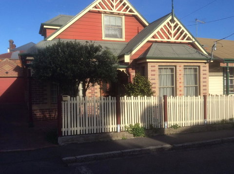 City Townhouse Walking Distance To City - Accommodation Nelson Bay 0