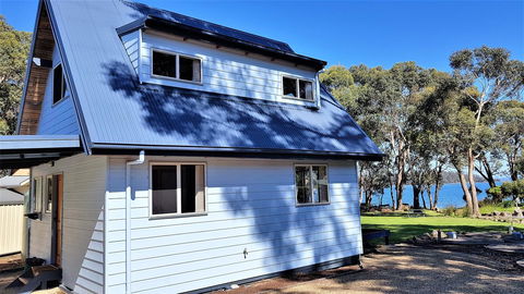 Four Seasons Waterfront Villas - Accommodation Nelson Bay 1