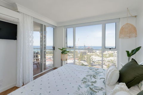 NEW Beautiful 1 Bedroom Beach Views Broadbeach - Accommodation Nelson Bay 0