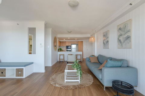 NEW Beautiful 2 Bed Ocean Views In Broadbeach - Accommodation Nelson Bay 3