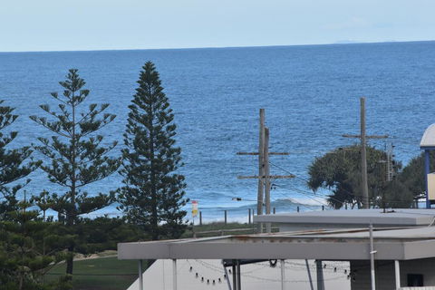 NEW UPMARKET COMFORTABLE 2 Bed, 2 Bath, OCEAN VIEWS, 250m To BUDDINA BEACH! - Accommodation Nelson Bay 2