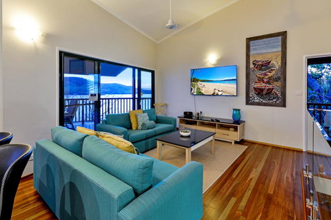 NEWLY BEAUTFULLY RENOVATED 16 The Casuarina - 3 Bedroom House With 180 Degree Ocean Views - Accommodation Nelson Bay 3