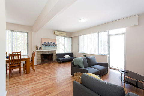 Nights On Broadway - Close To River, UWA & Hospitals - Nelsons Bay Accommodation 0