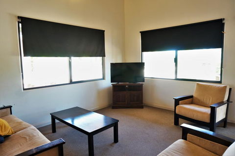 Ningaloo Breeze Villa 5 - 3 Bedroom Fully Self-Contained Holiday Accommodation - Accommodation Nelson Bay 3