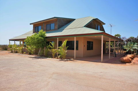 Ningaloo Breeze Villa 5 - 3 Bedroom Fully Self-Contained Holiday Accommodation - Accommodation Nelson Bay 1