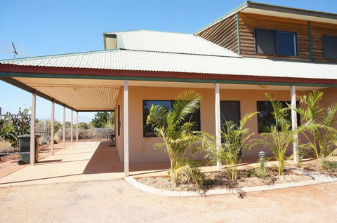 Ningaloo Breeze Villa 6 - 3 Bedroom Fully Self-Contained Holiday Accommodation - Nelsons Bay Accommodation 0