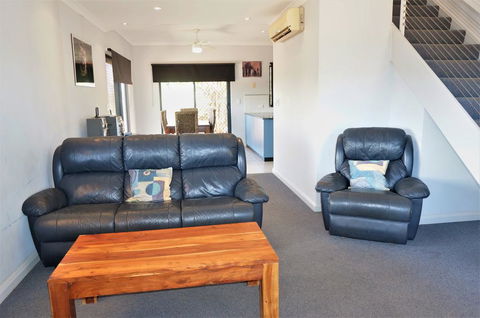 Ningaloo Breeze Villa 6 - 3 Bedroom Fully Self-Contained Holiday Accommodation - Nelsons Bay Accommodation 2