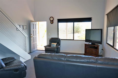 Ningaloo Breeze Villa 6 - 3 Bedroom Fully Self-Contained Holiday Accommodation - Nelsons Bay Accommodation 3
