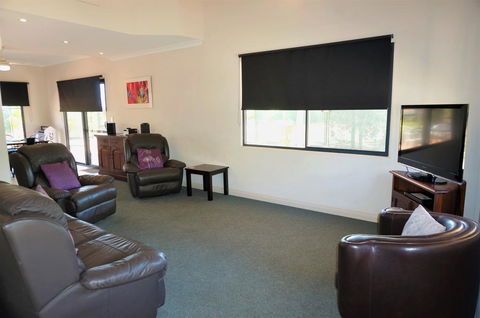 Ningaloo Breeze Villa 7 - 3 Bedroom Fully Self-Contained Holiday Accommodation - Nelsons Bay Accommodation 3
