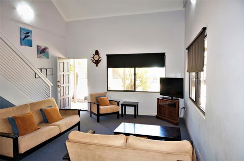 Ningaloo Breeze Villa 8 - 3 Bedroom Fully Self-Contained Holiday Accommodation - Nelsons Bay Accommodation 3