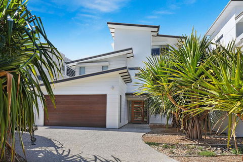 NORTHSHOR- ULTIMATE BEACH HOUSE - Accommodation Nelson Bay 1
