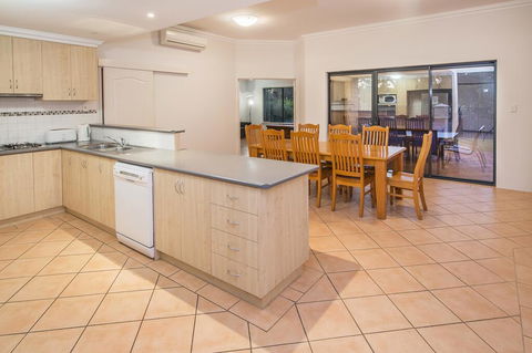 Nyes Nest - Nelsons Bay Accommodation 1