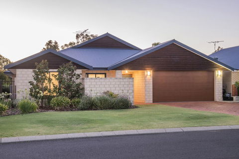 Nyes Nest - Nelsons Bay Accommodation 0