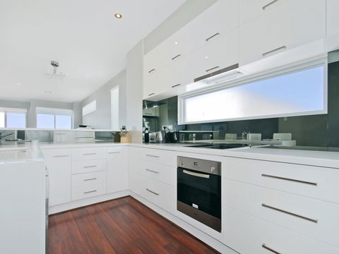 Ocean 180A - Nelsons Bay Accommodation 1