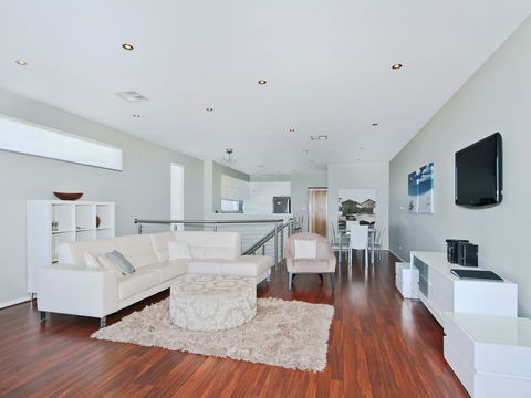 Ocean 180A - Nelsons Bay Accommodation 2