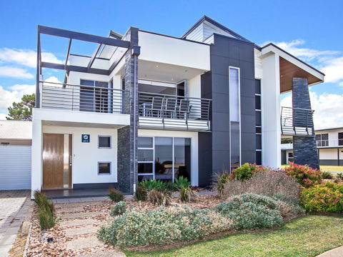 Ocean 180A - Nelsons Bay Accommodation 0