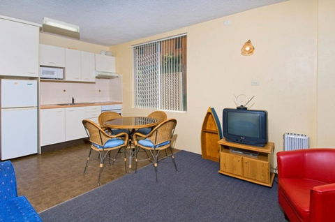 Ocean Court 1 13 Lord Street - Accommodation Nelson Bay 3