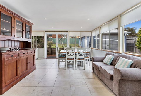 Oscars Pet Friendly Beach House, 14 Tomaree Road - Accommodation Nelson Bay 2