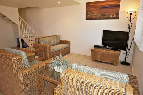Osprey Holiday Village Unit 101/2 Bedroom - Nelsons Bay Accommodation 3