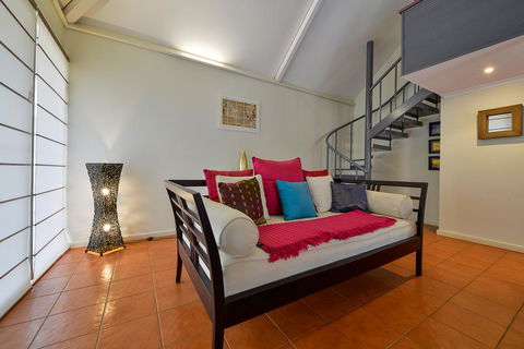 Osprey Holiday Village Unit 112 -Vibrant 3 Bedroom Holiday Villa With A Pool In The Complex - Accommodation Nelson Bay 3