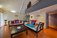Osprey Holiday Village Unit 112 -Vibrant 3 Bedroom Holiday Villa with a Pool in the Complex