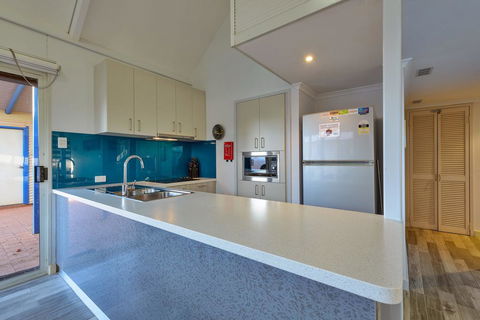 Osprey Holiday Village Unit 121 - Fantastic 3 Bedroom Holiday Villa With A Pool In The Complex - Accommodation Nelson Bay 3