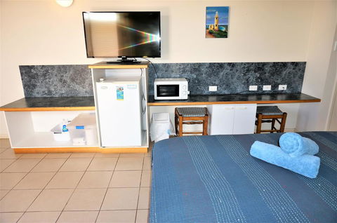 Osprey Holiday Village Unit 201-1 Bedroom - Wonderful 1 Bedroom Studio Apartment With A Pool In The Complex - Accommodation Nelson Bay 3