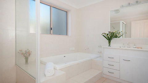Pacific Rose - Winter Holiday Special - Accommodation Nelson Bay 1