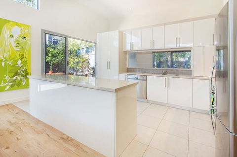 PALM COURT RETREAT - MORNINGTON - Accommodation Nelson Bay 3