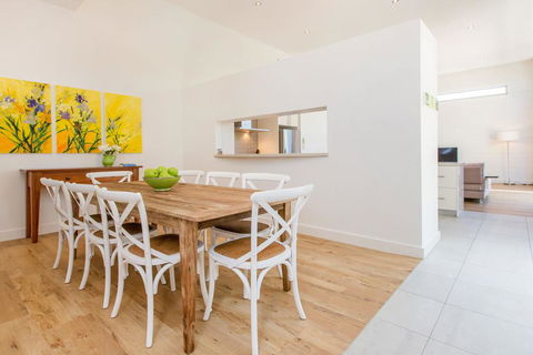 PALM COURT RETREAT - MORNINGTON - Accommodation Nelson Bay 1