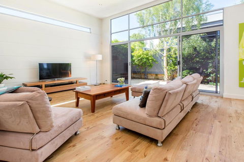 PALM COURT RETREAT - MORNINGTON - Accommodation Nelson Bay 0