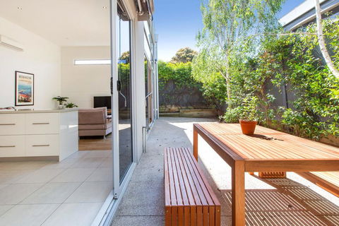PALM COURT RETREAT - MORNINGTON - Accommodation Nelson Bay 2