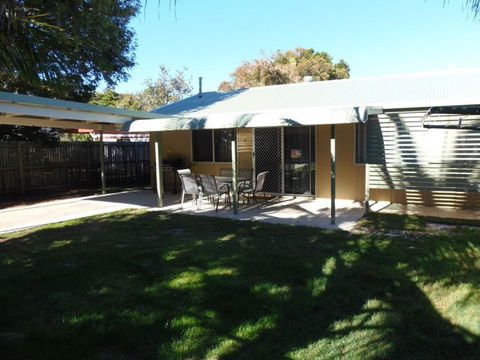 Palmgrove 2 - Rainbow Beach, Pet Friendly, Fully Fenced, Air Conditioned, Five Minutes To Beach - Accommodation Nelson Bay 1