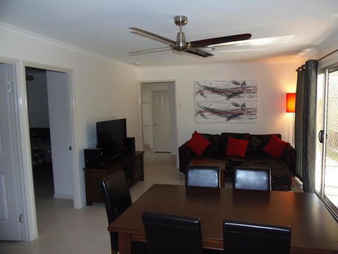 Palmgrove 2 - Rainbow Beach, Pet Friendly, Fully Fenced, Air Conditioned, Five Minutes To Beach - Accommodation Nelson Bay 0