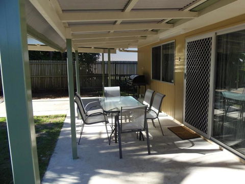 Palmgrove 2 - Rainbow Beach, Pet Friendly, Fully Fenced, Air Conditioned, Five Minutes To Beach - Accommodation Nelson Bay 2