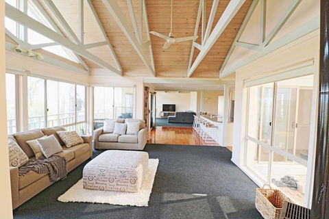 Pelican Lake Holiday House - Accommodation Nelson Bay 0
