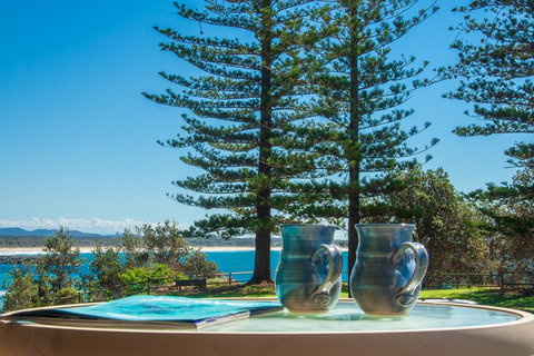 PERFECTLY POSITIONED BEACHFRONT APARTMENT-GREAT LOCATION WITH OCEAN VIEWS - Accommodation Nelson Bay 0