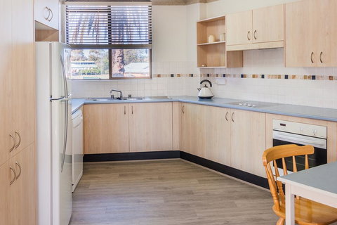 PERFECTLY POSITIONED BEACHFRONT APARTMENT-GREAT LOCATION WITH OCEAN VIEWS - Accommodation Nelson Bay 1